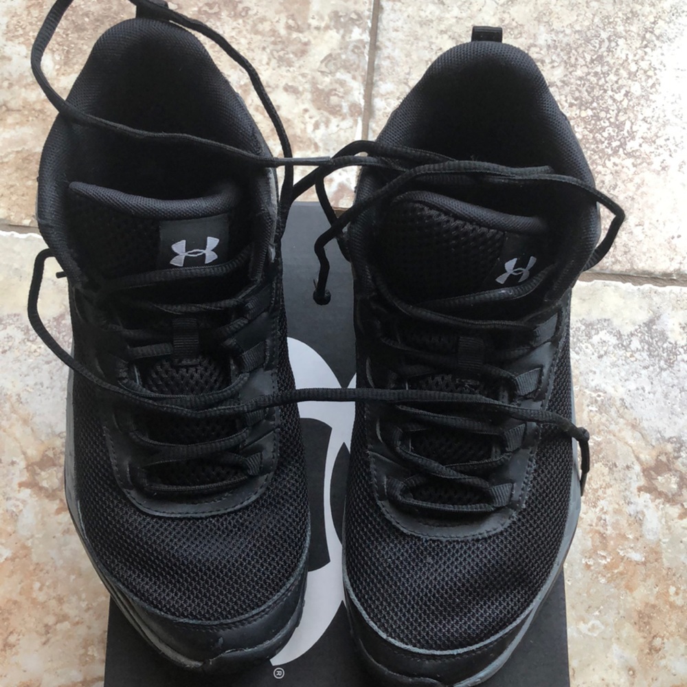 Boys Under Armour size 6.5 sneaker
